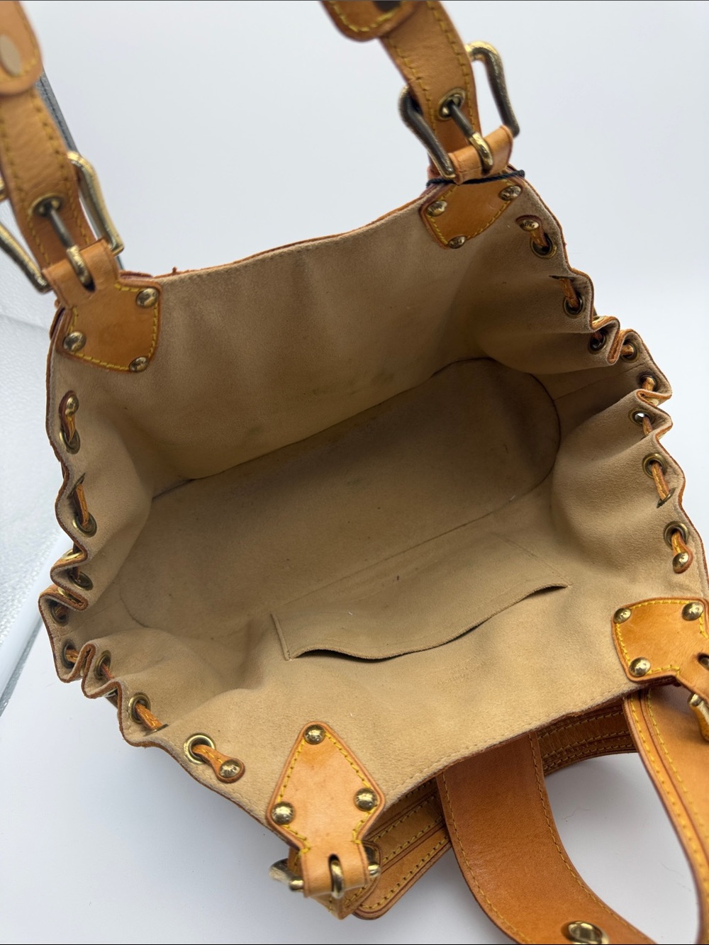 1️⃣6️⃣5️⃣0️⃣ Louis Vuitton Monogram Canvas Shoulder Bag with Vachetta Trim - Picture 8 of 16